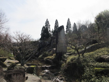 モリコロパーク日本庭園・巨岩石.JPG