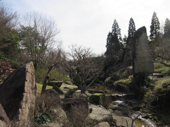 モリコロパーク日本庭園・巨岩石１.JPG