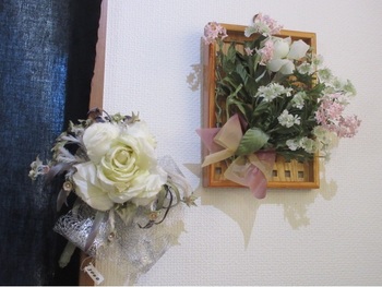 花展・５白いバラと額の花.JPG